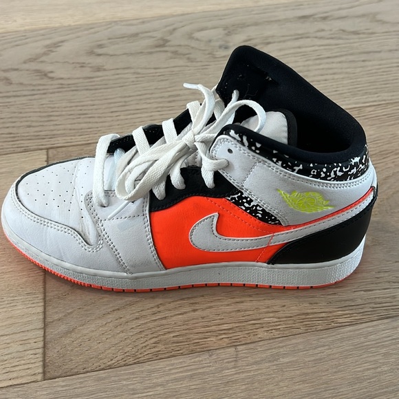 Nike Air Jordan 1 Mid - Picture 3 of 5